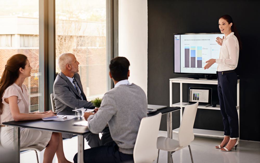 Trener sprzedaży robi audyty odpowiednich działów.